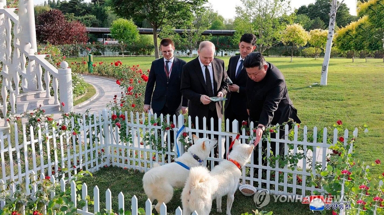 Revelados los regalos intercambiados entre Putin y Kim